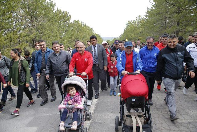 Büyükşehir Belediyesi, Sarımsaklı Barajı’nda doğa yürüyüşü ve fidan dikme etkinliği yaptı