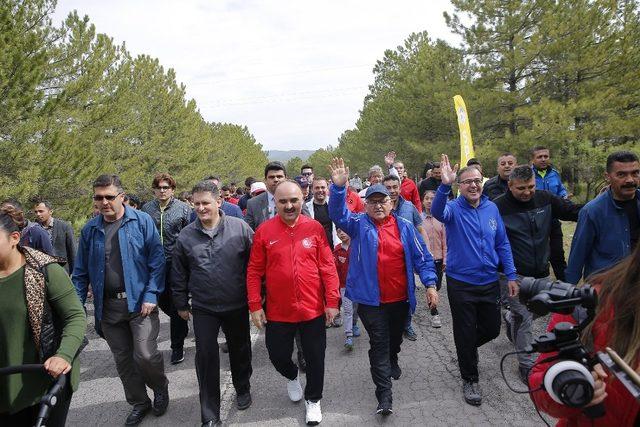 Büyükşehir Belediyesi, Sarımsaklı Barajı’nda doğa yürüyüşü ve fidan dikme etkinliği yaptı