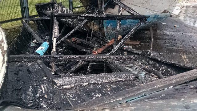 Haliç’te atıl haldeki iki tekne çıkan yangında kül oldu 1