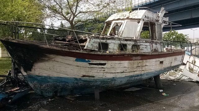 Haliç’te atıl haldeki iki tekne çıkan yangında kül oldu 2