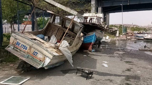 Haliç’te atıl haldeki iki tekne çıkan yangında kül oldu 3