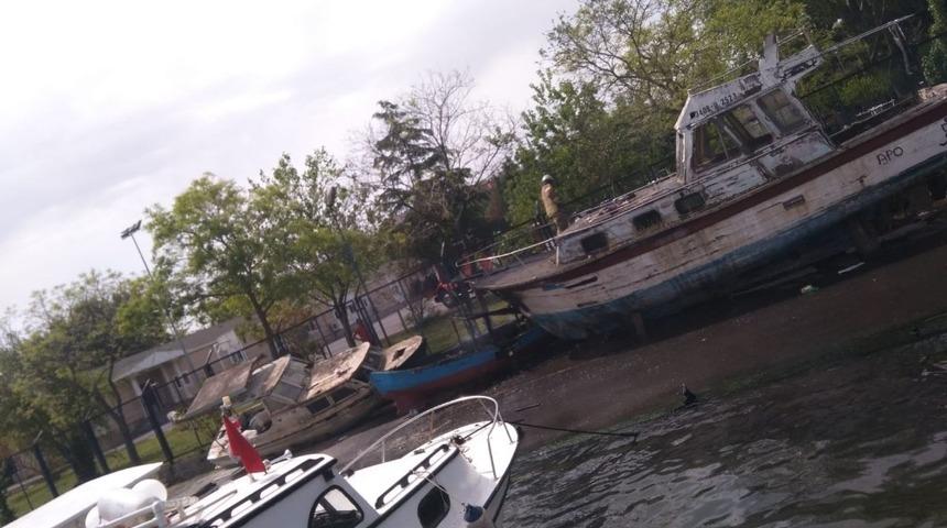 Hali&ccedil;&rsquo;te atıl haldeki iki tekne &ccedil;ıkan yangında k&uuml;l oldu