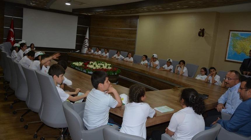 Lider çocuk tarım kampı öğrencileri Vali Atik’i ziyaret etti