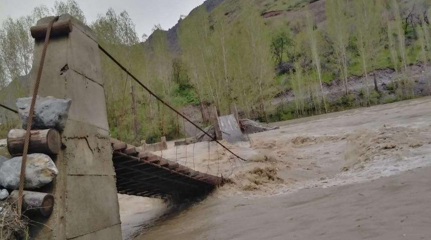 Asma k&ouml;pr&uuml; sular altında kaldı