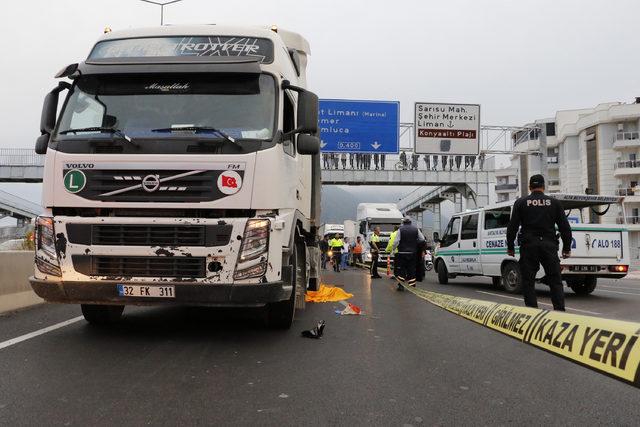 Oğlunun yıl sonu gösterisine yetişmek isterken TIR'ın altında kalmış