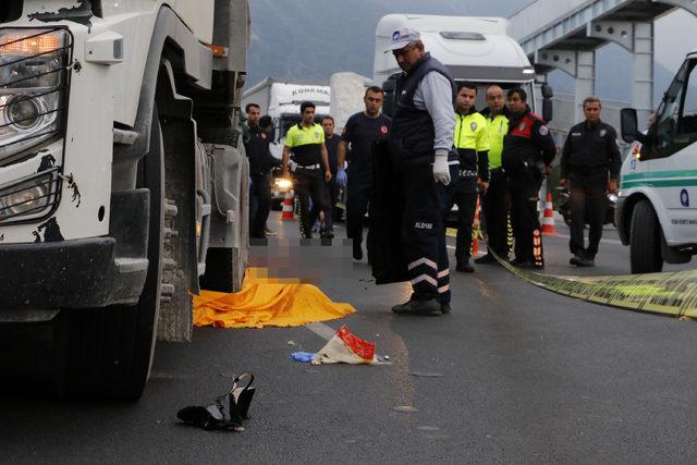 Oğlunun yıl sonu gösterisine yetişmek isterken TIR'ın altında kalmış