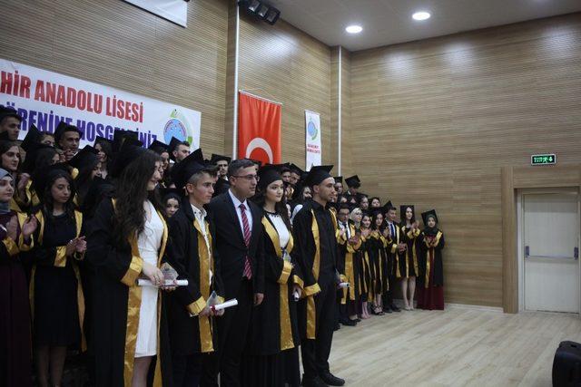 Doğanşehir Anadolu Lisesinde mezuniyet coşkusu