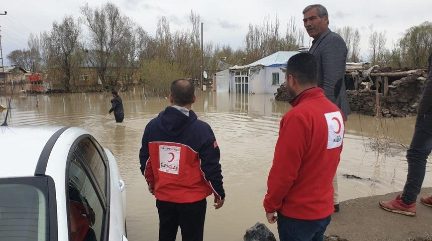 Kızılaydan selzedelere yardım eli