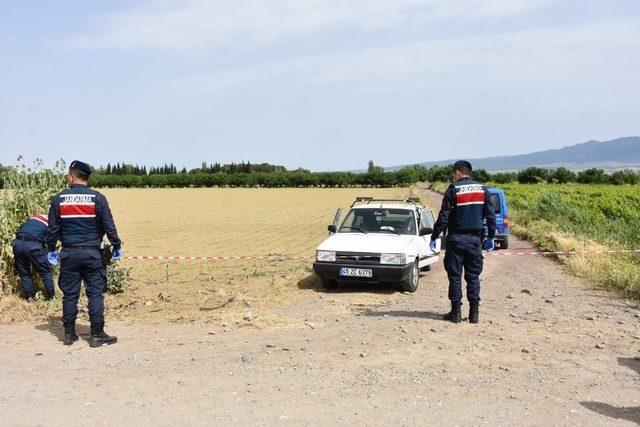 Manisa’da otomobilde erkek cesedi bulundu