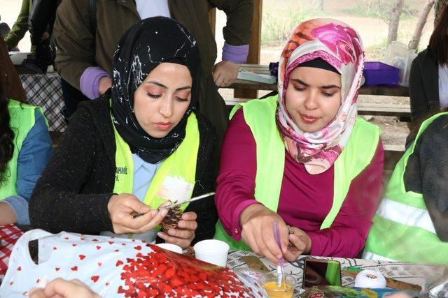 Kuşlar için kozalaktan yemlik yaptılar