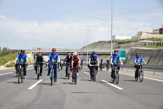 Bisikletle Osmangazi Köprüsü'nden geçtiler