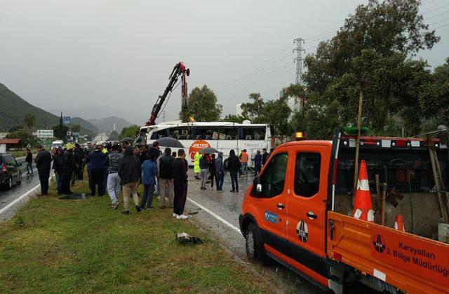 Milas'ta yolcu otobüsü devrildi: 2 ölü, 40 yaralı (3)