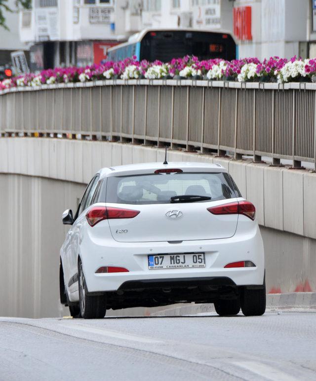 Otomobilde uyuşturucu kullanan gençler, zincirleme kazaya yol açtı