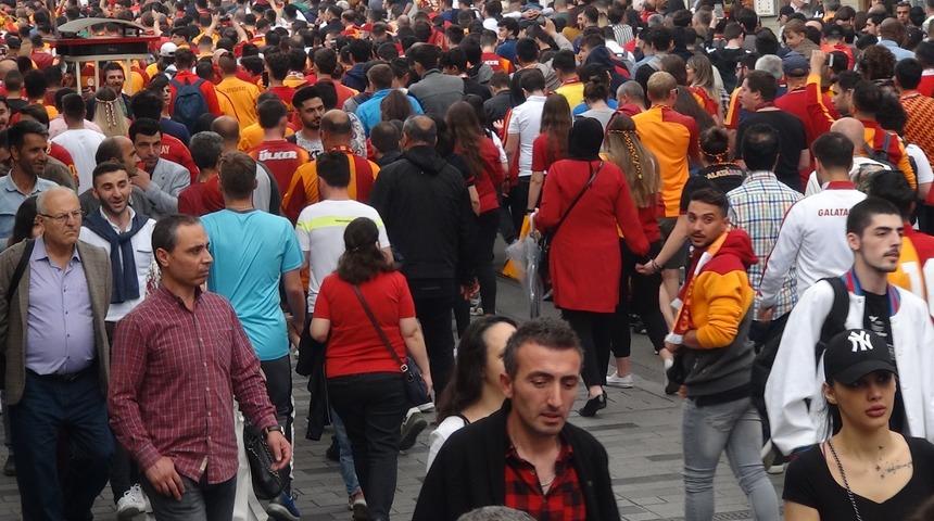 Galatasaray - Beşiktaş derbisi öncesi Galatasaray taraftarı Fenerbahçe atkısı yaktı!