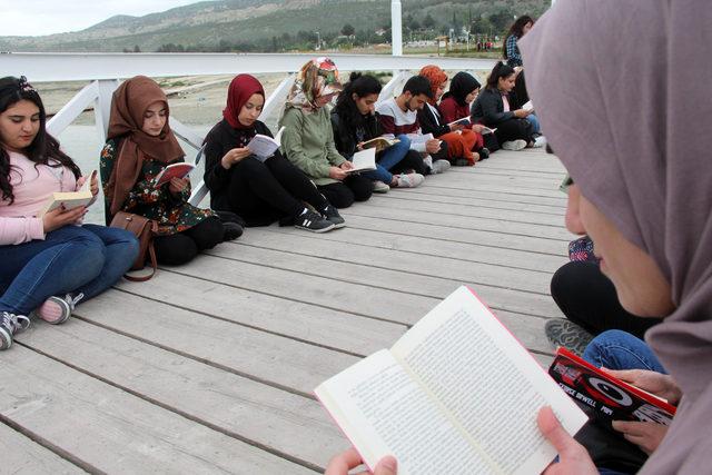 Burdur Gölü'nde kuraklığa dikkat çekmek için kitap okudular