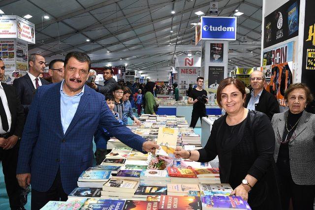 Başkan Gürkan Kitap Fuarını gezdi