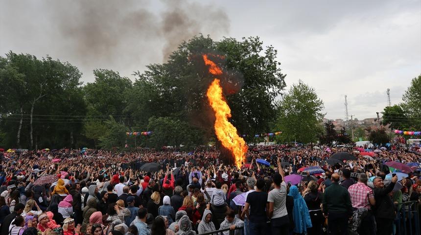 Kakava ateşi sağanak altında yandı