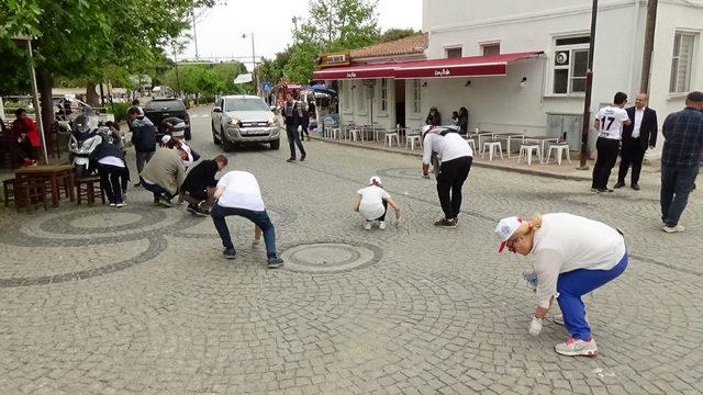 Bozcaada’da izmarit toplama etkinliği düzenlendi