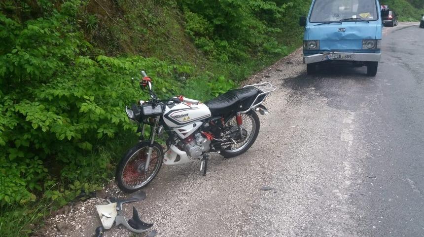 Virajı alamayınca kamyonete &ccedil;arptı