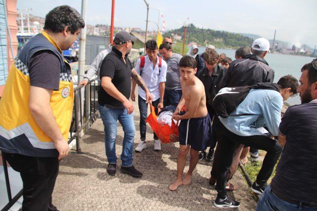 Denize atladı, balıkçılar kurtardı