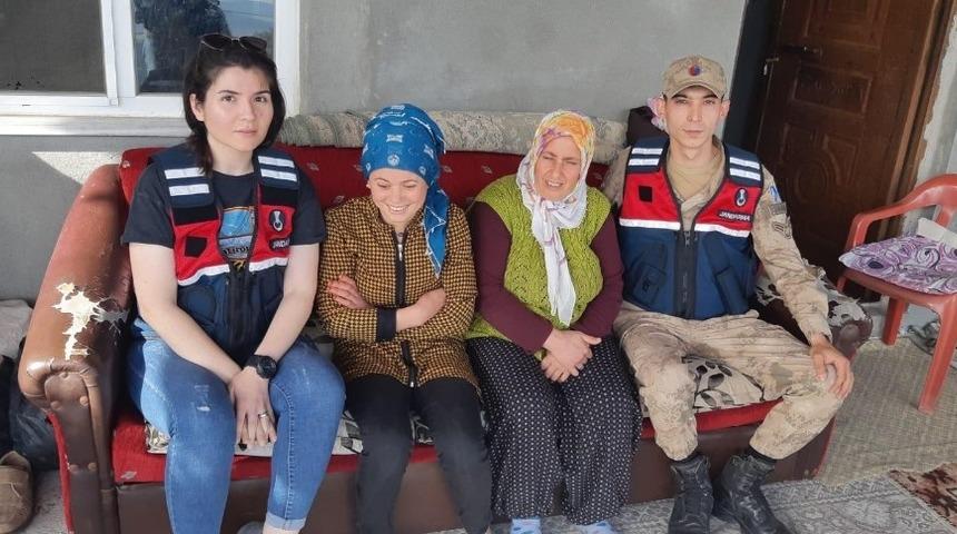 Ormanlık alanda kaybolan bayanı jandarma buldu