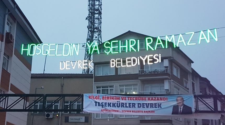 Devrek Belediyesi ışıklı mahyalarla şehri s&uuml;slemeye başladı