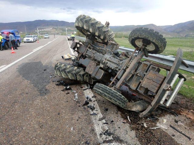 Divriği’de trafik kazası 2 yaralı