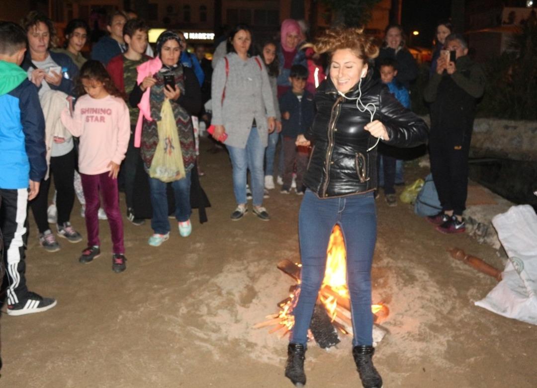 Hıdırellezi kutlamak i&ccedil;in sahile akın ettiler