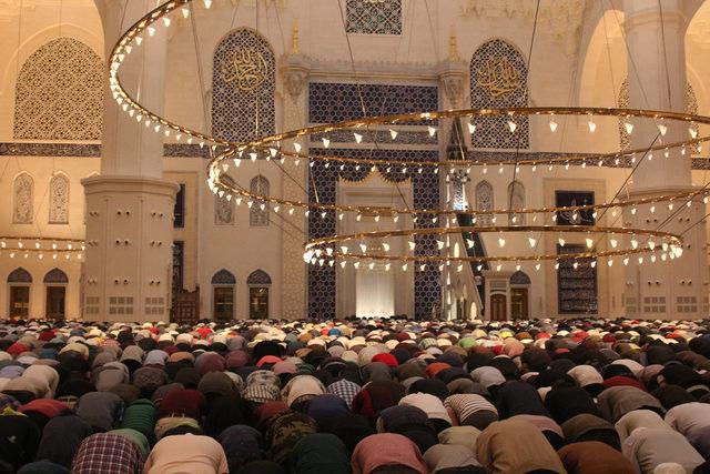 İlk teravih namazında Çamlıca Camii'ne yoğun ilgi