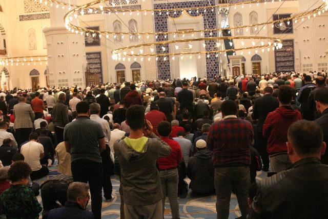 İlk teravih namazında Çamlıca Camii'ne yoğun ilgi