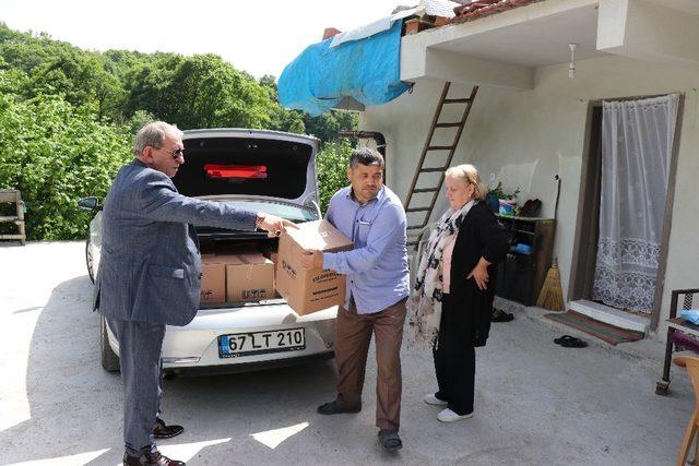 Verem Savaş Derneği Ramazan öncesi köylerde kumanya dağıttı