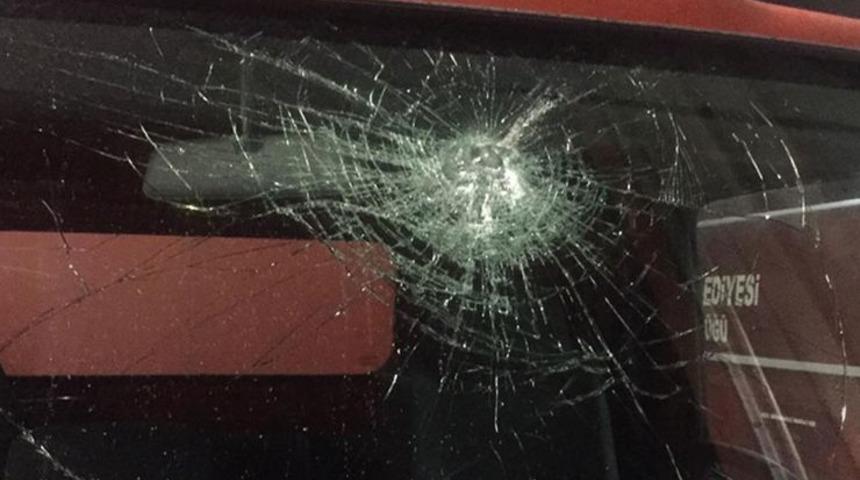 Yangını söndürmeye gelen itfaiye ekiplerini taşladılar