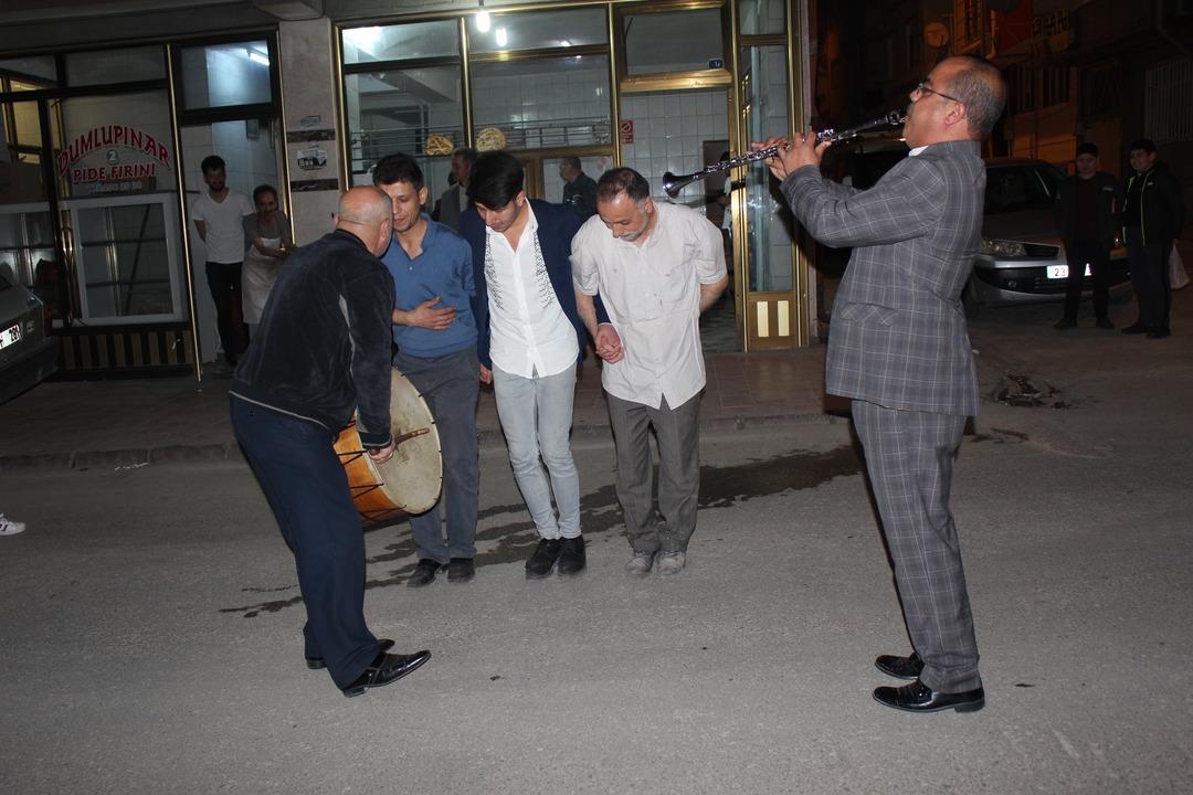 Davullu zurnalı Ramazan karşılaması! İlk sahur bakın nasıl ge&ccedil;ti