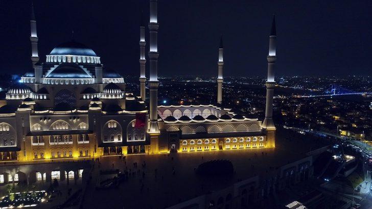 Cumhurbaşkanı Erdoğan açmıştı! Çamlıca Camii'nde teravih yoğunluğu G1