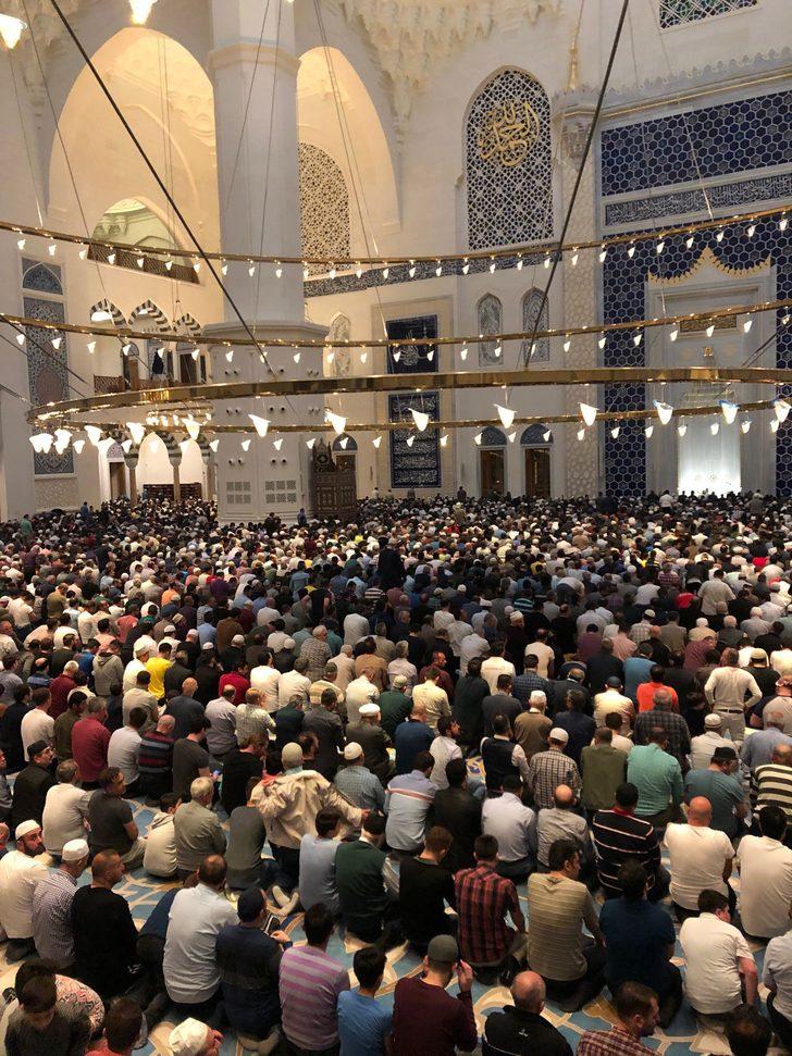 Cumhurbaşkanı Erdoğan açmıştı! Çamlıca Camii'nde teravih yoğunluğu G4