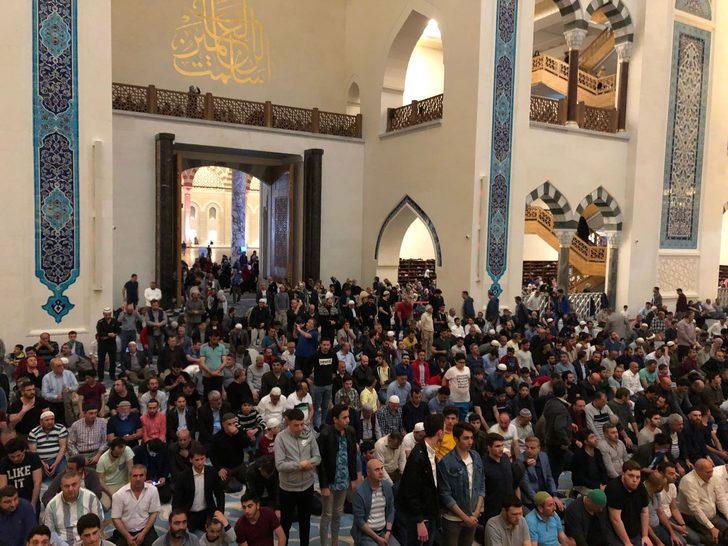 Cumhurbaşkanı Erdoğan açmıştı! Çamlıca Camii'nde teravih yoğunluğu G5
