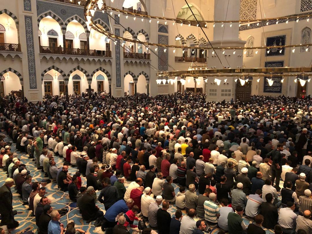 Cumhurbaşkanı Erdoğan a&ccedil;mıştı! &Ccedil;amlıca Camii'nde teravih yoğunluğu