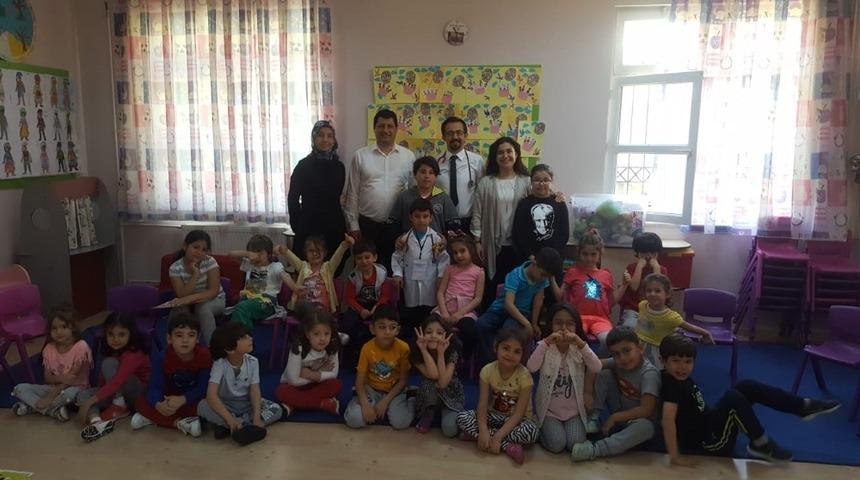 Miniklere aşının &ouml;nemi anlatıldı, artık &lsquo;Kim korkar aşıdan&rsquo;