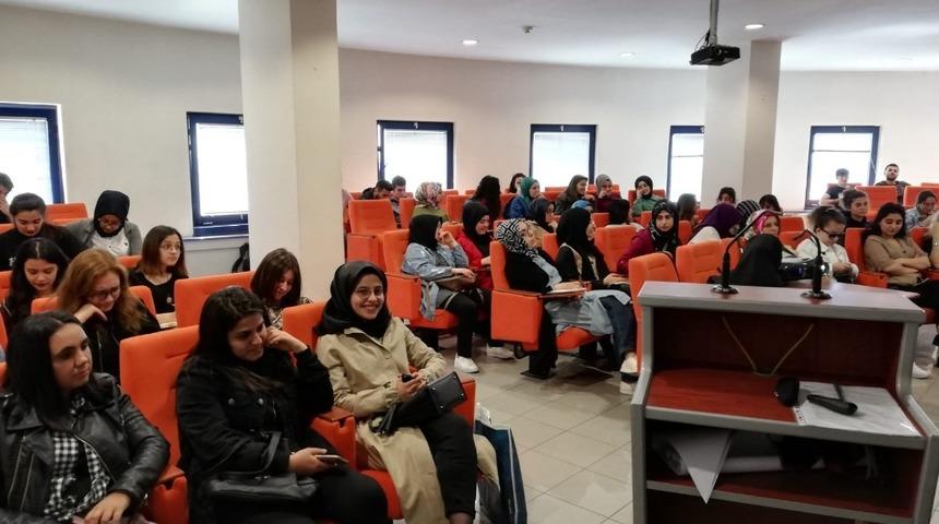 &Uuml;niversite &ouml;ğrencilerine sosyal belediyecilik anlatıldı