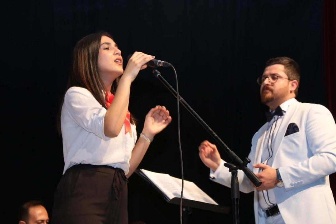 Lise &ouml;ğrencilerinden ustaları aratmayacak konser