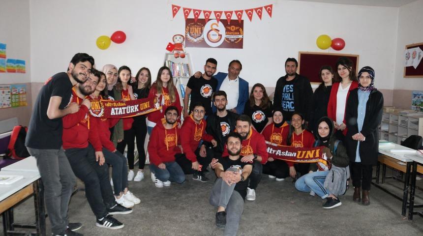 UltrAslan AtaUni, k&ouml;y okuluna k&uuml;t&uuml;phane kurdu