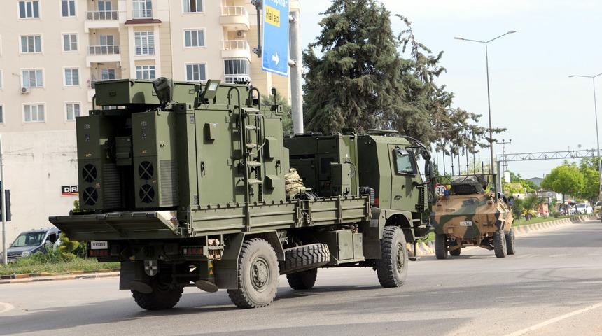 Suriye sınırına zırhlı ve sinyal kesici araç sevkiyatı