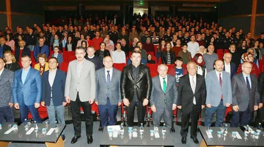 Vali Memiş ve Erzurum protokolü TYB’nin programında şiir okudu