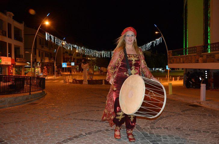 Datçalılar, kadın davulcunun manileriyle sahura kalkıyor G3