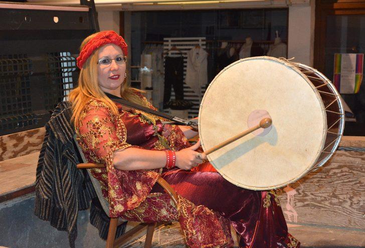 Datçalılar, kadın davulcunun manileriyle sahura kalkıyor G1