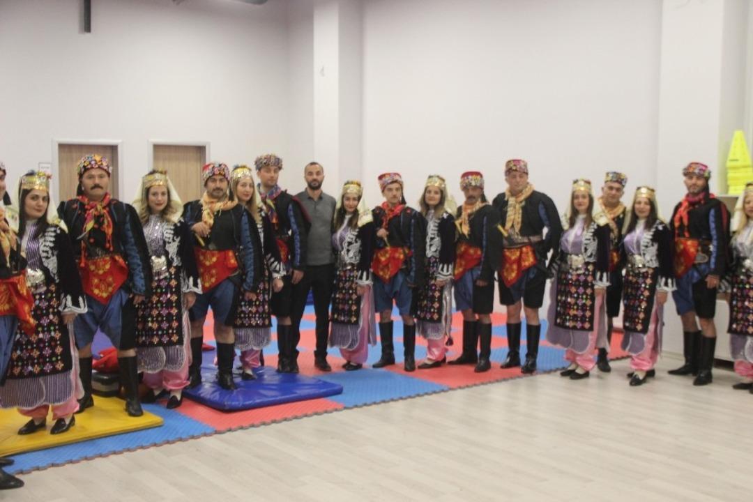 Halk oyunları eğitimi alan &ouml;ğretmenler h&uuml;nerlerini sergiledi