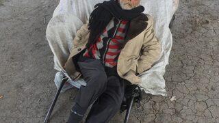 Atık toplayan yaşlı adam el arabasında uyuyakaldı