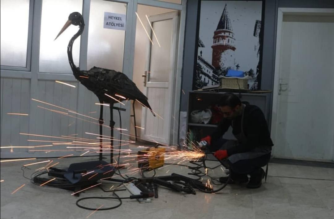 Hurdadan yaptığı heykeller ilgi g&ouml;r&uuml;ce kurs a&ccedil;tı