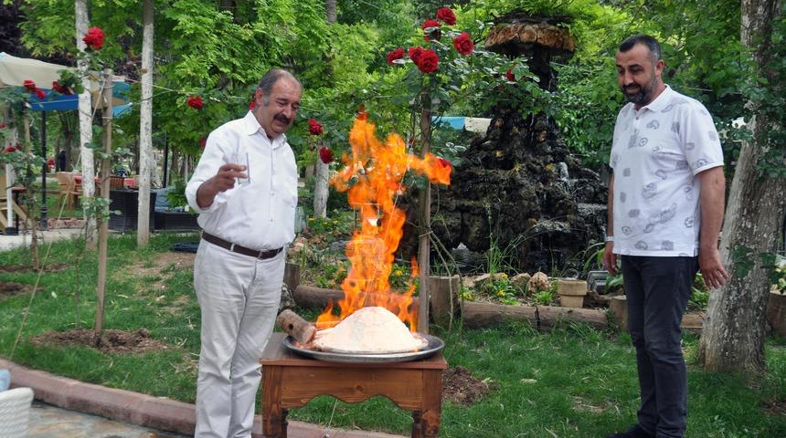 10 kilo tuzun içinde pişiyor