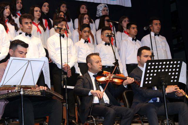 Bitlis'te liselilerden Türk sanat müziği konseri